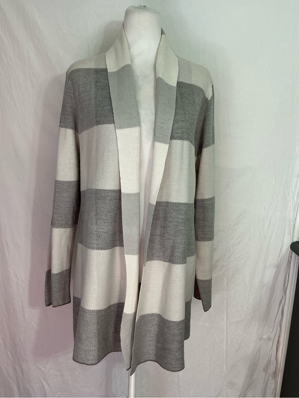Leo & Nicole Gray and white Knit Cardigan